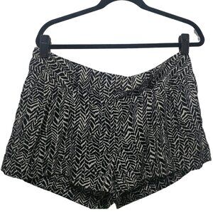 Express Black & White Patterned Shorts- Chic & Versatile! 🖤🤍